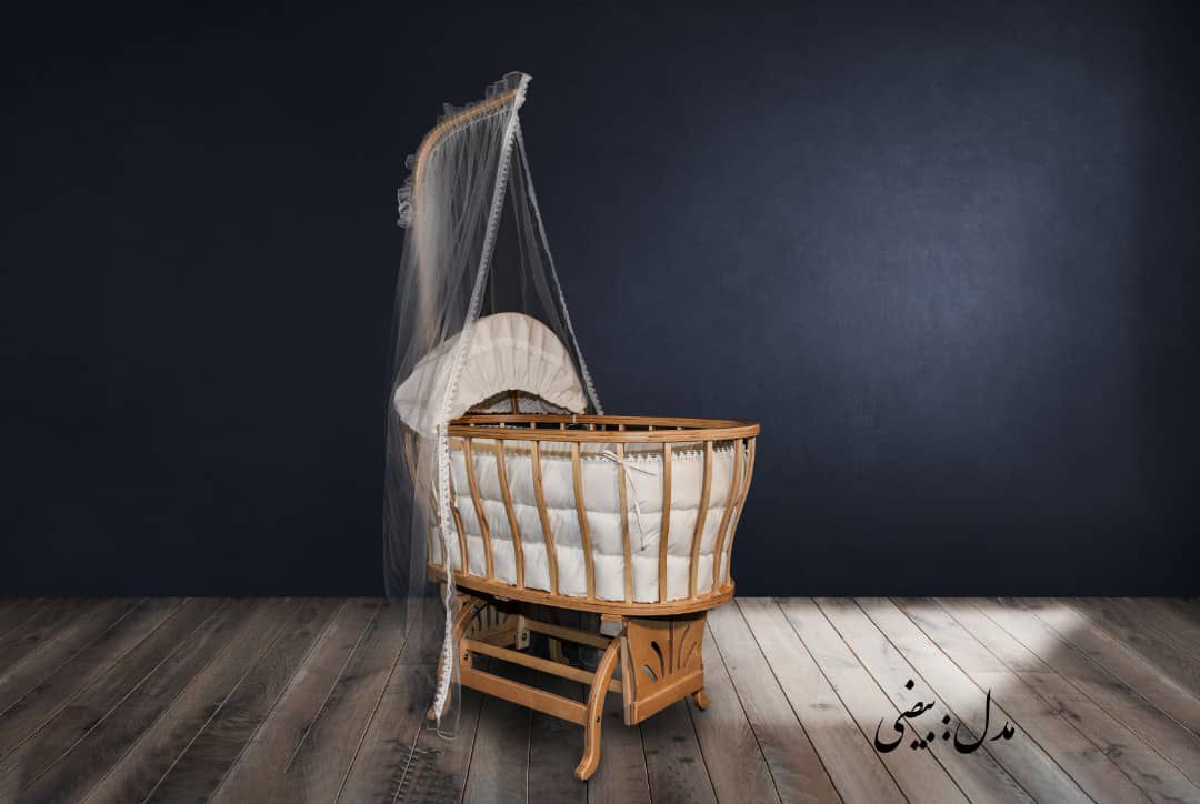 تخت کنار مادر